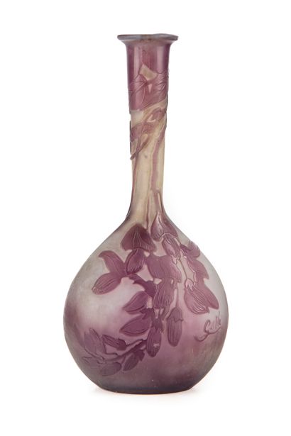 EMILE GALLE Emile GALLE (1846-1904)
Petit vase soliflore en forme de gourde à long...