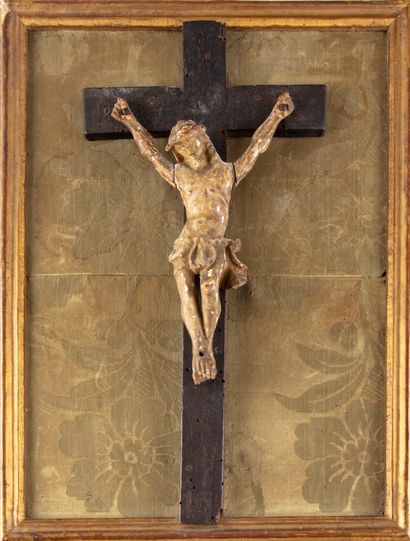 null Christ en croix en bois sculpté, tête inclinée sur l'épaule droite, périzonium...