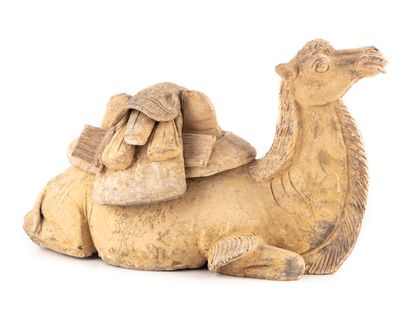 CHINE TANG CHINA - TANG period (618-907)
Statuette of a reclining camel in terracotta,...