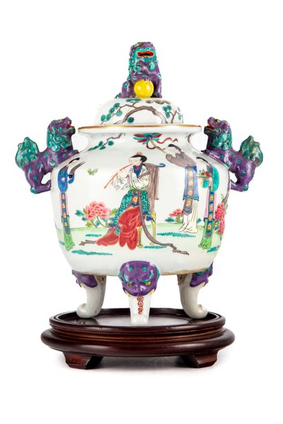 CHINE CHINA
Perfume burner on four tripod legs, decorated with geisha, chimera holds,...