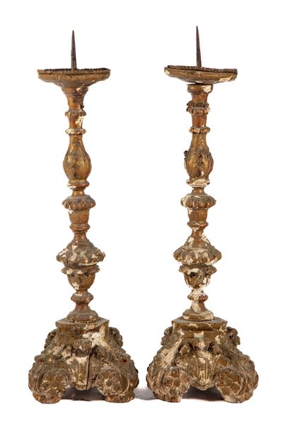 null Pair of carved and gilded wood picnic chairs with a baluster shaft resting on...