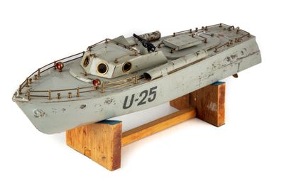 GIL G.DUTROU JOUET GIL - G. DUTROU Fabricant 
Vedette militaire U-25 en tôle et garniture...