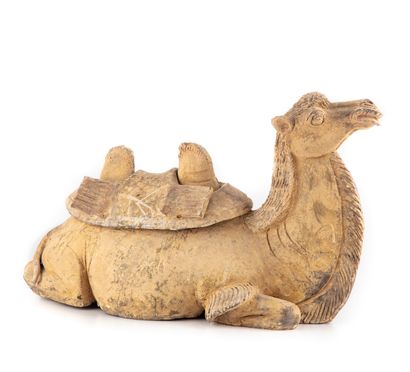 CHINE TANG CHINE - Epoque TANG (618-907)
Statuette de chameau couché en terre cuite,...