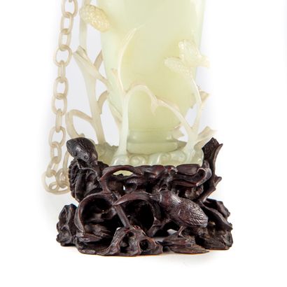 CHINE CHINE - Vers 1900
Vase balustre couvert en jade (néphrite) claire sculpté en...