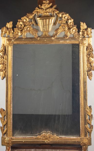null Grand miroir en bois sculpté et stuc doré à décor d'un trophée de fleurs
Epoque...