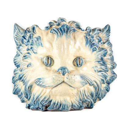 null Important cache-pot en faïence décorée à la barbotine en forme de tête de chat.
H....