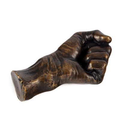 ECOLE MODERNE MODERN SCHOOL 
Hand, clenched fist
Bronze with shaded patina 
L. :...