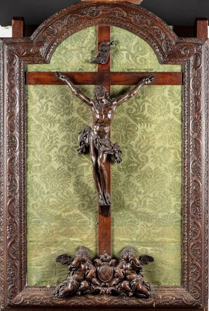 null Christ en croix en bois sculpté, traces de polychromie, les pieds cloués séparément,...