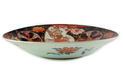 JAPON JAPON - Fin XIXe
Important plat en porcelaine émaillée à décor dans la palette...