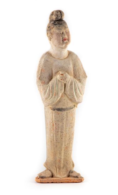 CHINE TANG CHINE - Epoque TANG (618-907)
Statuette en terre cuite à traces de polychromie...