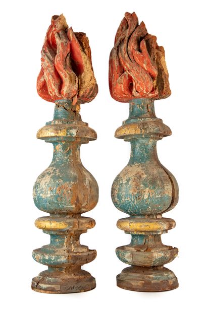 null Paire de pots à feu en bois peint
Style du XVIIIe
H. : 72 cm
Usures