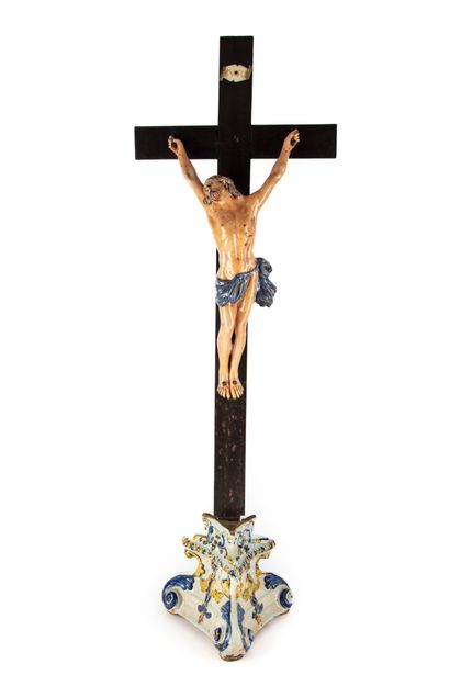 ROUEN ROUEN 
Christ en faïence polychrome en bois noirci, base triangulaire à décor...