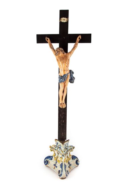 ROUEN ROUEN 
Christ in polychrome earthenware in blackened wood, triangular base...