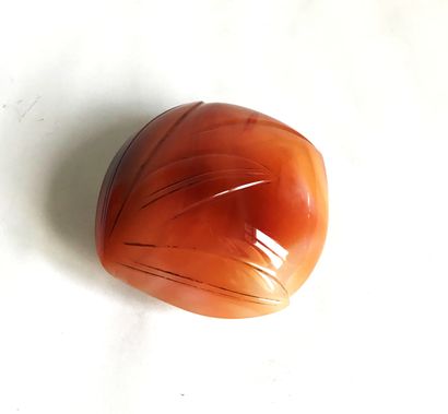 CHINE CHINE
Galet en agate sculpté en forme de pêche de longévité
L. : 12 cm