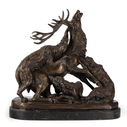 GEORGES CARDET Georges CARDET (1863 - 1939)
The fight of the stag and the dogs
Bronze...