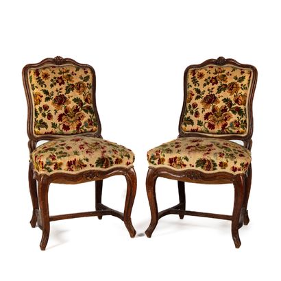 null Pair of chairs in natural wood molded and carved with a shell. Straight backrest...
