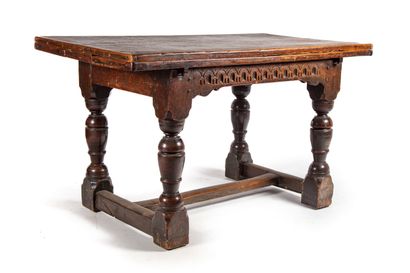 null Rectangular oak table with a top and lateral extensions. Chiseled belt of a...