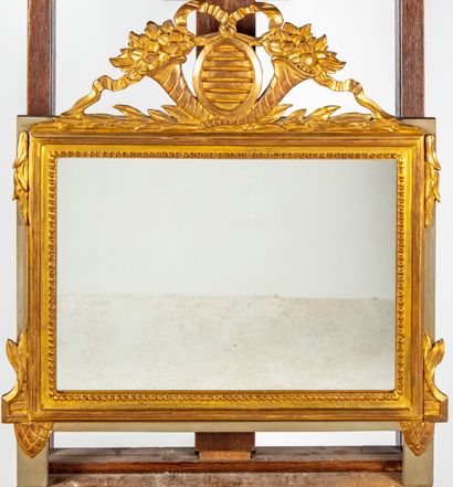 Miroir en bois et stuc doré de forme rectangulaire...