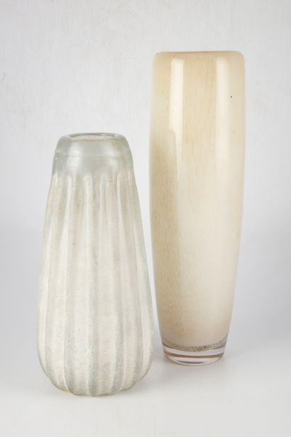null Set of two glass vases, one in white glass in the spirit of Murano, the second...
