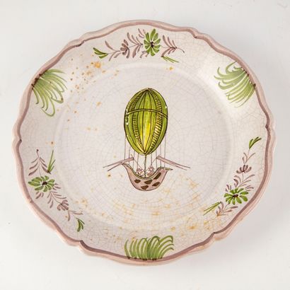 null Glazed earthenware plate with central decoration of a balloon 

D. 24 cm
