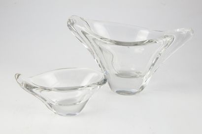 DAUM DAUM - France 

Set of two crystal vases of moved form. 

Signed

H. 7 and 11...