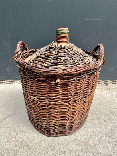 null Lady Jeanne in her wicker basket with handles. 

H. 49 cm ; D. 38 cm