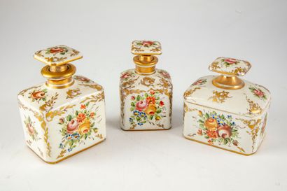 null Set of two bottles and a box in porcelain of Paris with polychrome decoration...