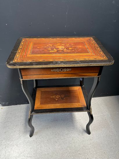null Small working table, the tray decorated with a floral decoration in marquetry...