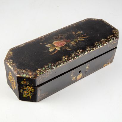 null Small jewelry box in blackened wood decorated with mother-of-pearl inlays and...
