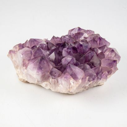 null NATURAL HISTORY 

Important amethyst in the rock 

H. 8 cm ; L. : 21 cm
