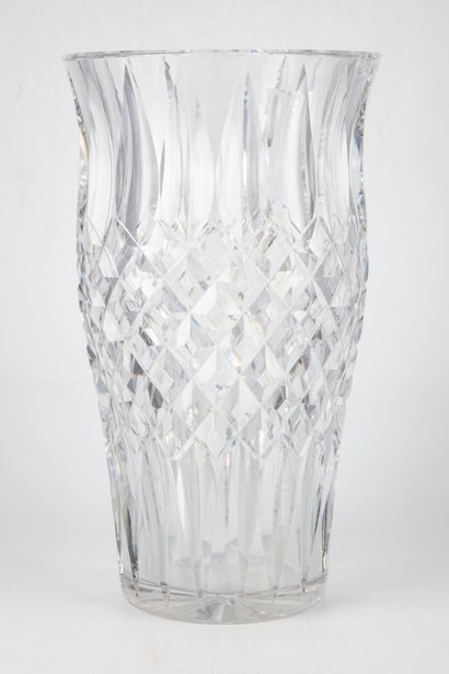 null A large cut crystal vase with diamond points. 

H. 36 cm ; D. : 21 cm 

Small...