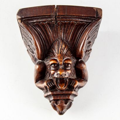 null Small wall lamp in carved wood with a gargoyle decoration.

H. 16,5 cm