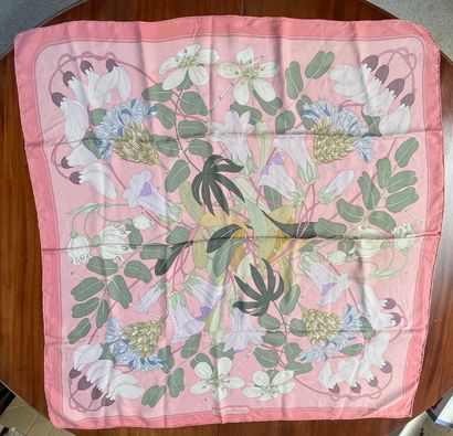 HERMES HERMES - Paris 

Scarf in evening printed with flowers on a pink background,...