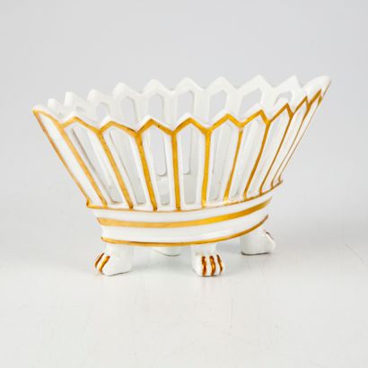 null Small basket in porcelain of Paris with gilded decoration resting on four legs...