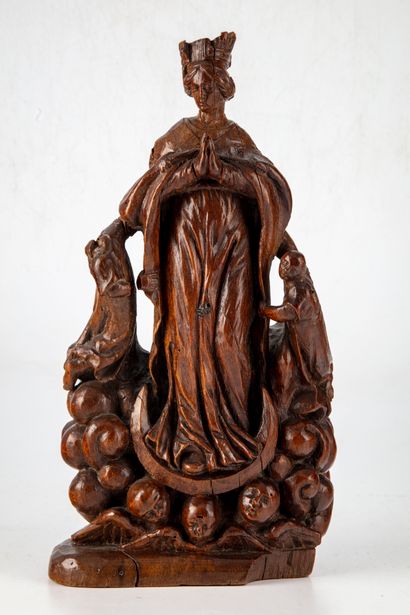 null Statuette of the Virgin of the Apocalypse resting on a crescent moon and cherubs....