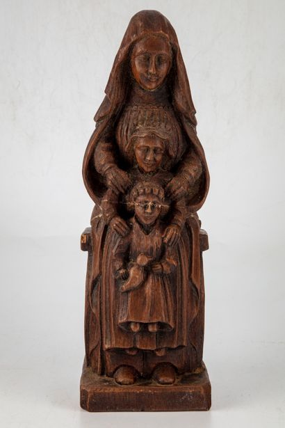 null Stauette in carved wood representing probably Saint Anne. 

H. 35 cm 

Acci...