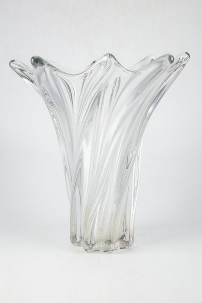Dans le gout de DAUM In the taste of DAUM 

Important crystal vase of moved form...