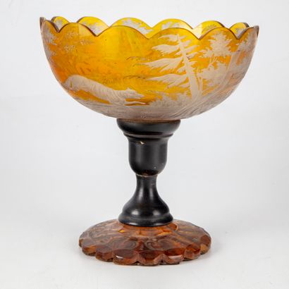 null BOHEME 

Yellow crystal cup with engraved decoration of a hunting scene. 

H....