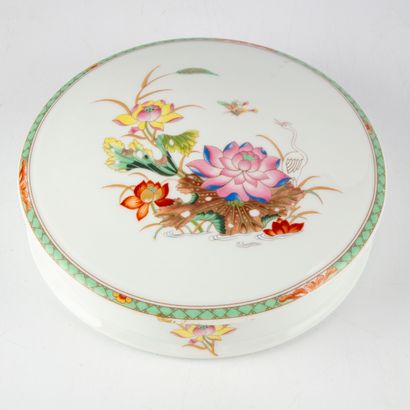 Raynaud & Cie RAYNAUD & Cie - Limoges

Covered porcelain box with enamelled decoration...