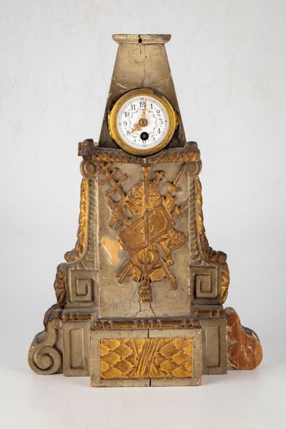 null Clock in green lacquered wood and gilded stucco decorated with a trophy of a...