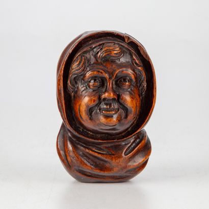 null Hooded man's head in carved wood

H. 11 cm 

Hole at the top, small acciden...