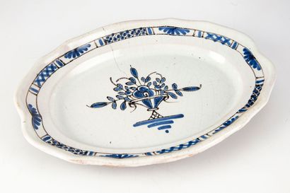 null FORGES-LES-EAUX 

Glazed earthenware dish with a curved edge, decorated in blue...