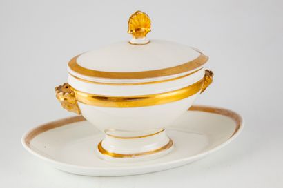 null Sauce boat in porcelain of Paris with decoration of gilded net, the catch in...