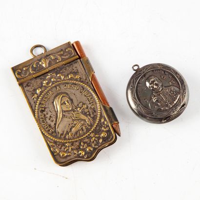 null Lot including a small notebook in gilded metal with the éffigie of Saint Thérèse...