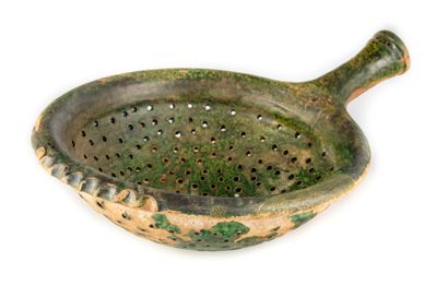 null PRE D'AUGE

Terracotta colander with green glaze inside and partial outside

18th...