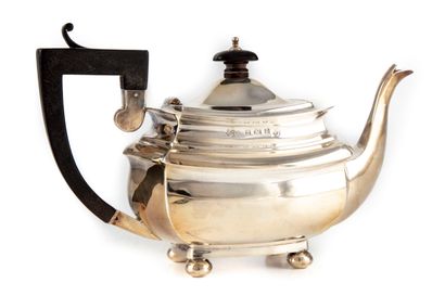 null Teapot in molded silver resting on four ball feet. Lateral catch and frétel...
