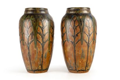 BOCH BOCH LA LOUVIERE 

Paire de vases en gré émaillé à décor de feuilles glacure...