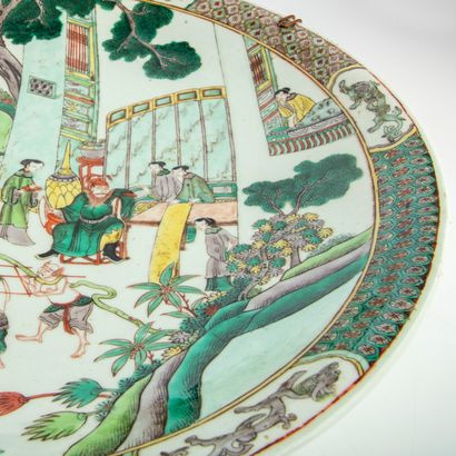 null CHINA - 19th century

Large round porcelain dish with a polychrome green family...