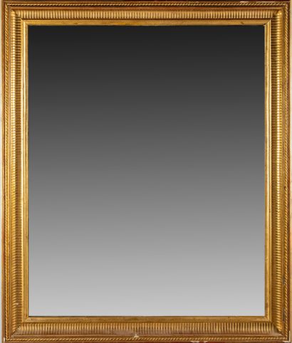Important miroir en bois et stuc doré. Style...