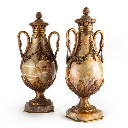 null Importante paire de vases en pierre dure et garniture en bronze de style Louis...